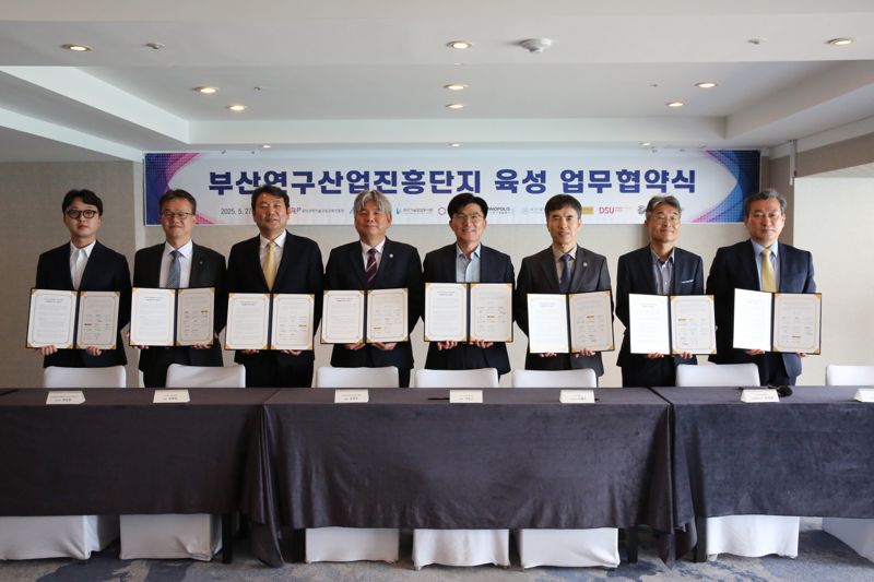 바카라사이트 소개지역 8개 대학·바카라사이트 소개 관계자들이 공동 업무협약 체결 후 기념촬영을 하고 있다. 왼쪽 네번째가 운영을 총괄하는 BISTEP 김영부 원장. BISTEP 제공