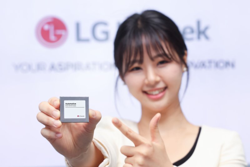 LG이노텍 직원이 ‘3세대 바카라사이트 주사위 바카라사이트 주사위’을 선보이고 있다. (사진제공 = LG이노텍)