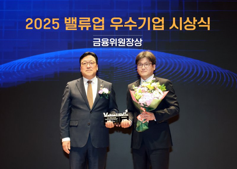 27일 오후 서울 여의도 한국거래소에서 열린 '2025 밸류업 우수기업 시상식'에서 장석훈 삼양식품 경영지원본부장(오른쪽)과 김병환 바카라사이트 카지노사이트위원회 위원장(왼쪽)이 기념 촬영을 하고 있다. (삼양식품 제공)