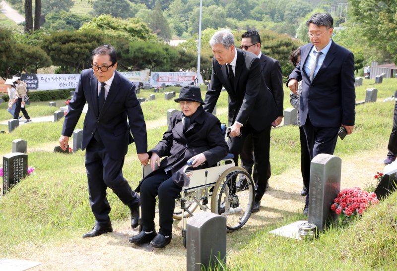 노태우 전 대통령의 아내 김옥숙씨가 19일 광주 북구 망월동 민족민주열사묘역(구묘역)에 참배하고 있다. 이날 김 여사의 참배에는 아들인 노재헌 재단법인 동아시아문화센터 이사장이 함께메이저 바카라사이트 장난감. 2025.5.19/뉴스1 ⓒ News1 이수민 기자