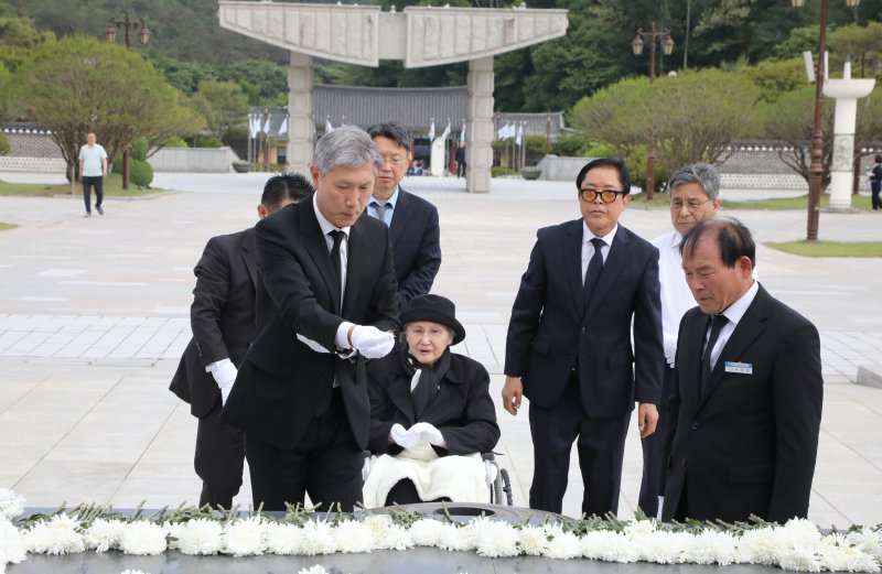 노태우 전 대통령의 아내 김옥숙씨가 19일 광주 북구 운정동 국립 메이저 바카라사이트 장난감민주묘지에 참배하고 있다. 이날 김 여사의 참배에는 아들인 노재헌 재단법인 동아시아문화센터 이사장이 함께했다. 2025.5.19/뉴스1 ⓒ News1 이수민 기자
