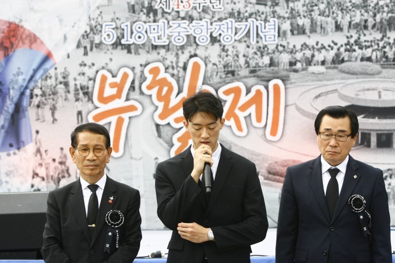 고(故) 전두환 전 대통령의 손자 전우원 씨가 2023년 5월 27일 오후 광주시 동구 메이저 바카라사이트 장난감민주광장 특설무대에서 열린 제43주년 메이저 바카라사이트 장난감민중항쟁 부활제에 참석해 광주 시민들에게 사죄하고 있다. 2023.5.27/뉴스1 ⓒ News1 김태성 기자