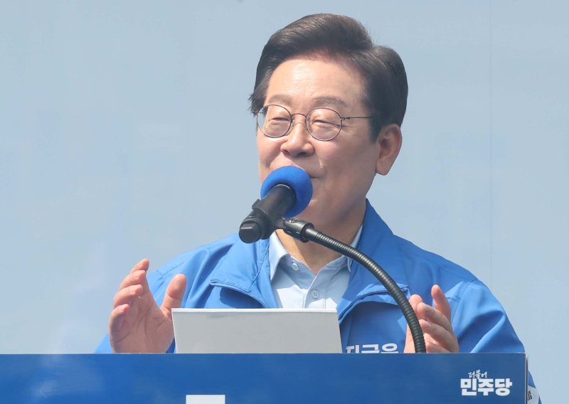 [용인=뉴시스] 조성봉 기자 = 라이브바카라 더불어민주당 대선 후보가 26일 경기 용인시 수지구 단국대 죽전캠퍼스 정문에서 열린 유세에서 시민들에게 지지를 호소하고 있다. 2025.05.26. suncho21@newsis.com