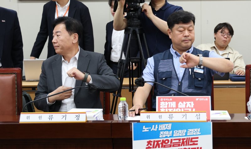 27일 오후 정부세종청사에서 열린 제2차 토토 바카라 사이트위원회 전원회의에 앞서 류기섭 근로자위원이 시계를 보고 있다. 2025.5.27/뉴스1 ⓒ News1 김기남 기자