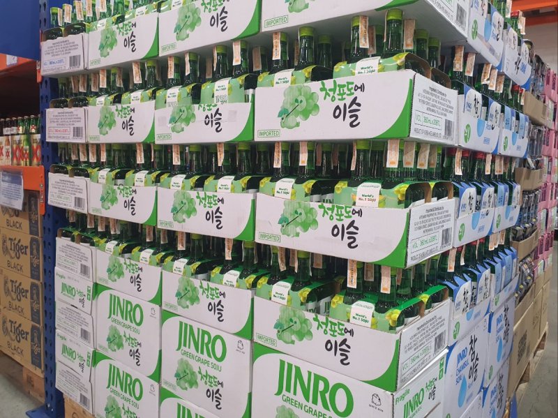 [마닐라=뉴시스] 변해정 기자 = 필리핀 수도 마닐라에 위치한 코스트코(Costco) 스타일의 회원제 창고형 할인 매장인 S&R 주류 코너에 가득 진열된 하이트진로 무료 바카라 게임 제품. (사진= 뉴시스 DB) photo@newsis.com