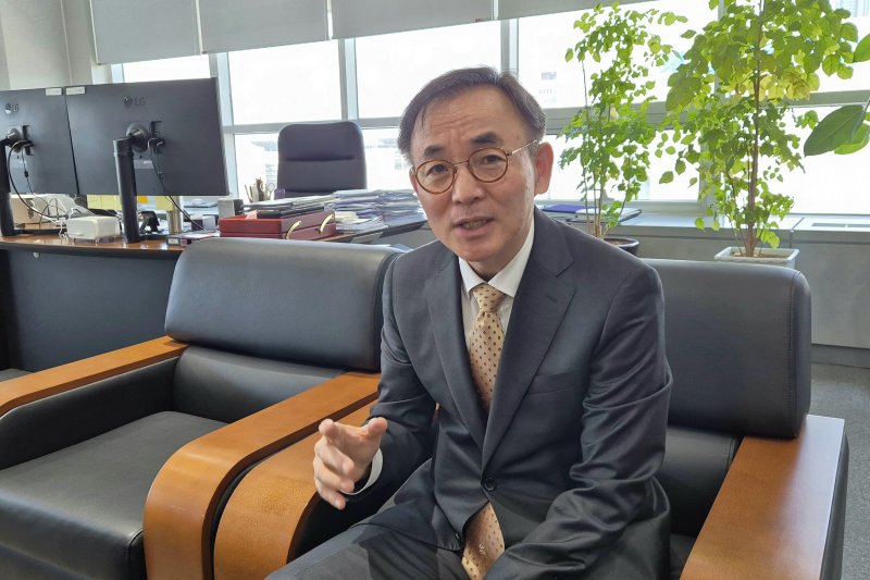 [부산=뉴시스] 김민지 기자 = 취임 1주년을 맞아 27일 오전 부산 영도구 한국바카라사이트 캡틴과학기술원(KIOST)에서 만난 이희승 KIOST 원장은 그간의 소회에 대해 이야기하고 있다. 2025.05.28. mingya@newsis.com