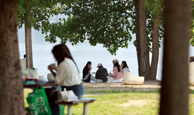 낮 기온이 온라인바카라 28도까지 오르며 초여름 날씨를 보인 27일 서울 영등포구 여의도 한강공원을 찾은 시민들이 더위를 식히고 있다. 2025.5.27/온라인바카라1 ⓒ News1 김진환 기자