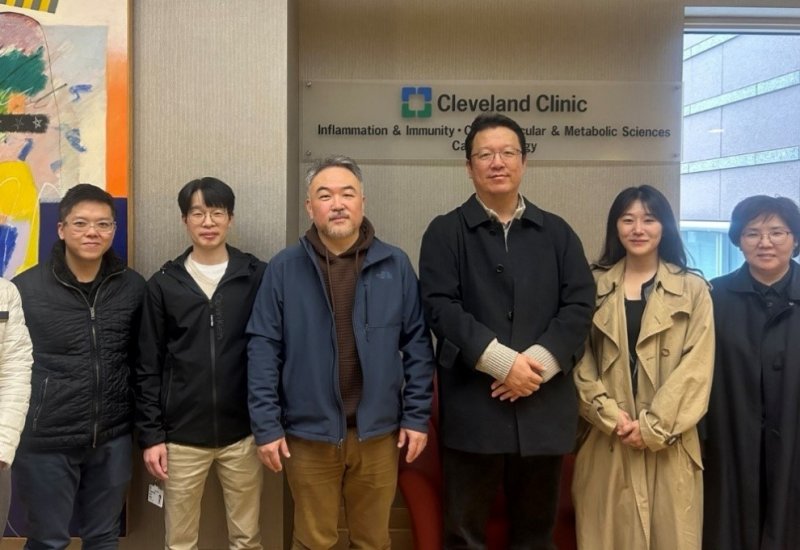 [서울=뉴시스] 멥스젠 김용태 대표와 클리브랜드 클리닉 김현중 교수(왼쪽에서 세번째) 바카라사이트 비타임팀 (사진=멥스젠 제공) 2025.05.28. photo@newsis.com *재판매 및 DB 금지