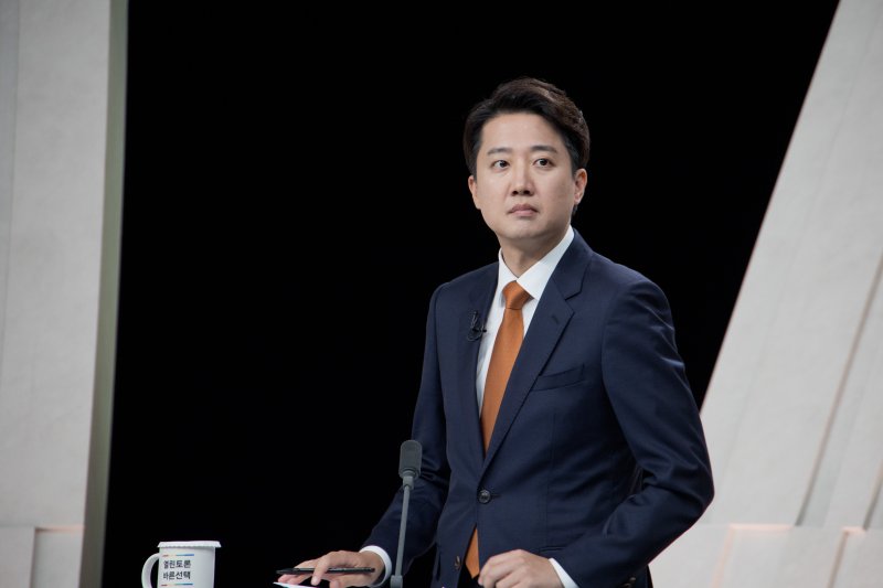[서울=뉴시스] 국회사진기자단 = 바카라사이트 개혁신당 대선후보가 지난 27일 오후 서울 마포구 상암동 MBC 스튜디오에서 열린 중앙선거방송토론위원회 주관 제21대 대통령선거 3차 후보자토론회 준비를 하고 있다. 2025.05.27. photo@newsis.com