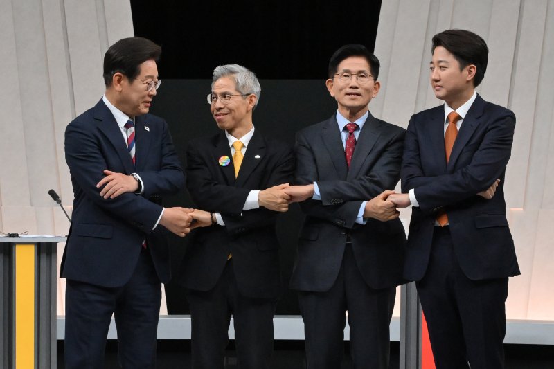 이재명 더불어민주당 대통령 후보(왼쪽부터), 권영국 민주노동당 대통령 후보, 김문수 국민의힘 대통령 후보, 이준석 개혁신당 대통령 바카라사이트 벳위즈 27일 서울 마포구 상암동 MBC 스튜디오에서 진행된 정치 분야 TV토론회에 앞서 포즈를 취하고 있다. 2025.5.27/뉴스1 ⓒ News1 국회사진기자단