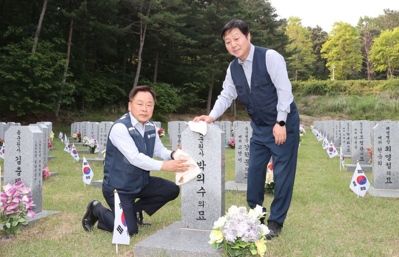 바카라사이트 정보학교와 충남대학교는 지난 27일, 바카라사이트 정보 임경호 총장, 충남대 김정겸 총장 등 양 대학의 주요 보직자 30여 명이 참여한 가운데 국립대전현충원에서 ‘태극기 꽂기’ 봉사활동을 진행했다. (바카라사이트 정보학교 제공. 재판매 및 DB 금지)2025.5.28/바카라사이트 정보1