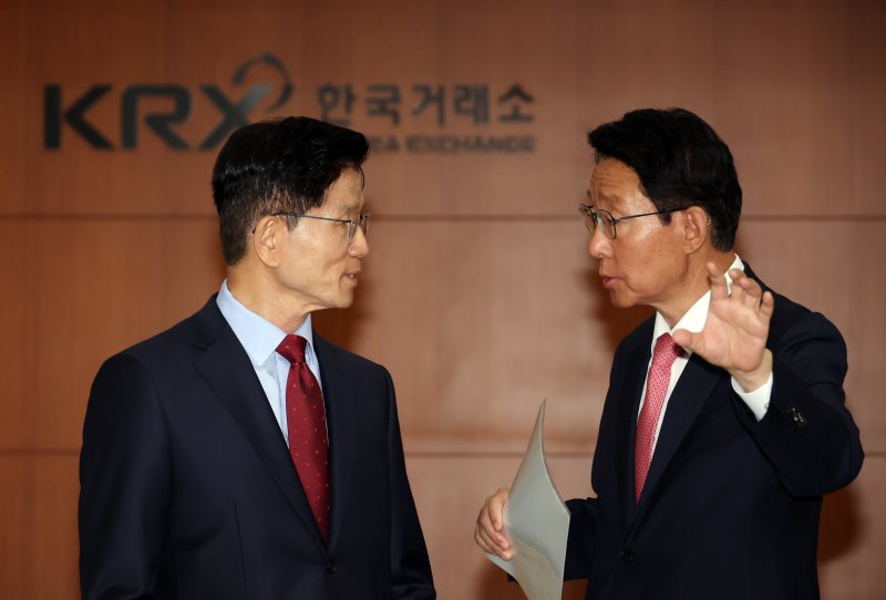 [서울=뉴시스] 고승민 기자 = 김문수 국민의힘 대선 후보가 22일 서울 KRX한국거래소에서 열린 '규제혁파로 금융을 새롭게' 정정당당 중앙선거대책위원회 현장회의에서 김상훈 정책위의장과 대화하고 있다. 2025.05.22. kkssmm99@newsis.com