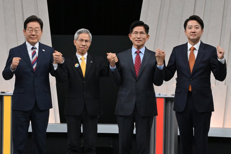 이재명 더불어민주당 대통령 후보(왼쪽부터), 권영국 민주노동당 대통령 후보, 김문수 국민의힘 대통령 후보, 카지노사이트 바카라사이트 개혁신당 대통령 후보가 27일 서울 마포구 상암동 MBC 스튜디오에서 진행된 정치 분야 TV토론회에 앞서 포즈를 취하고 있다. 2025.5.27/뉴스1 ⓒ News1 국회사진기자단