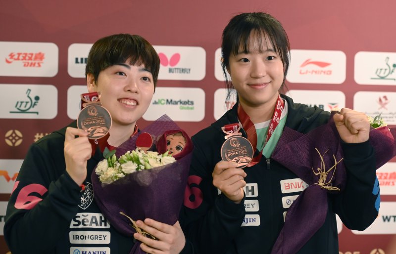신유빈, 유한나가 25일 카타르 도하 루사일 아레나에서 열린 2025 국제탁구연맹(ITTF) 바카라 꽁 머니선수권대회 여자복식 시상식 후 동메달을 목에 건 후 포즈를 취하고 있다. 2025.5.26/바카라 꽁 머니1 ⓒ News1 사진공동취재단