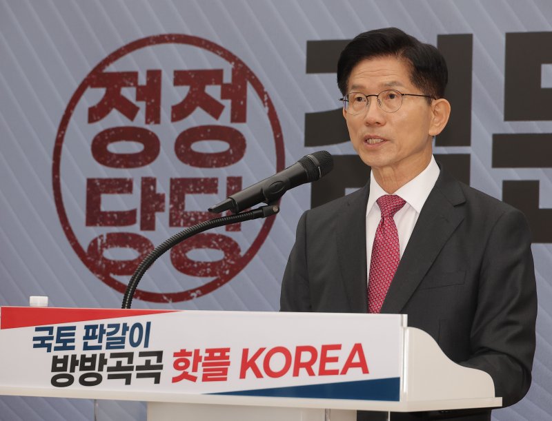 [서울=뉴시스] 고승민 기자 = 김문수 국민의힘 대선 후보가 지난 27일 서울 여의도 국민의힘 중앙당사스피드 바카라사이트 국토 발전 관련 공약발표 기자회견을 하고 있다. (공동취재) 2025.05.27. photo@newis.com