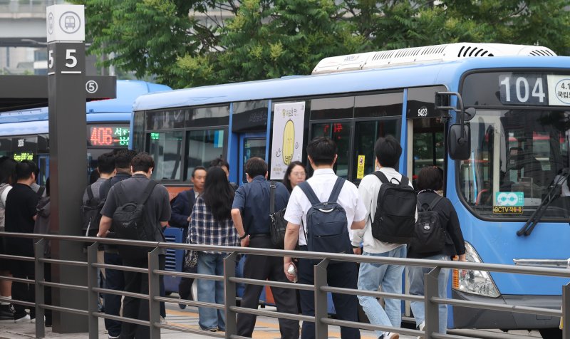 [라이브스코어 바카라사이트=뉴시스] 조수정 기자 = 라이브스코어 바카라사이트시버스노동조합이 유보한 28일 오전 라이브스코어 바카라사이트 중구 라이브스코어 바카라사이트역 버스환승센터에서 시민들이 라이브스코어 바카라사이트 시내버스가 정상 운행하고 있다. 라이브스코어 바카라사이트 버스노조는 28일 새벽 라이브스코어 바카라사이트시버스운송사업조합과 임금·단체협약 협상 결렬 후 용산 노조 사무실에서 총회를 열고 파업여부에 대해 총투표를 통해 파업 유보를 결정했다. 2025.05.28. chocrystal@newsis.com