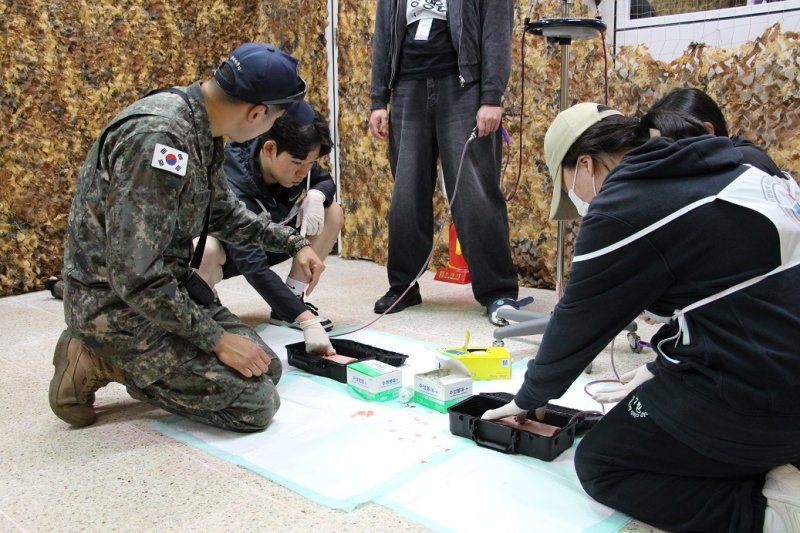 [대구=뉴시스] 대구보건대학교는 인터넷 바카라 의무종합훈련센터에서 '전투부상자 처치: 체험형 인터넷 바카라과정(Tactical Combat Casualty Care; Experiential Training Program)'을 실시했다고 28일 밝혔다. (사진=대구보건대 제공) photo@newsis.com *재판매 및 DB 금지