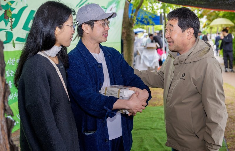 충북 증평 송산초등학교 터에 조성한 청보리밭에서 셀프 웨딩사진을 촬영하고, 결혼 후 증평에 보금자리를 마련한 신혼부부에게 이재영 에볼루션 바카라 무료가 따뜻한 환영 인사를 전하고 있다.(증평군 제공, 재판매 및 DB금지)/에볼루션 바카라 무료1
