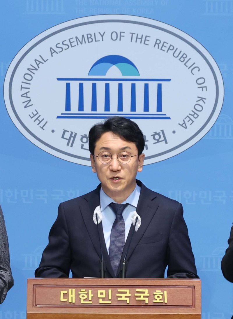 [서울=뉴시스] 조성봉 기자 = 천준호 더불어스피드 바카라사이트당 의원이 12일 오전 서울 여의도 국회 소통관에서 열린 '더불어민주당 정무위 위원 온라인플랫폼법 제정 촉구 기자회견'에서 발언을 하고 있다. 2024.09.12. suncho21@newsis.com