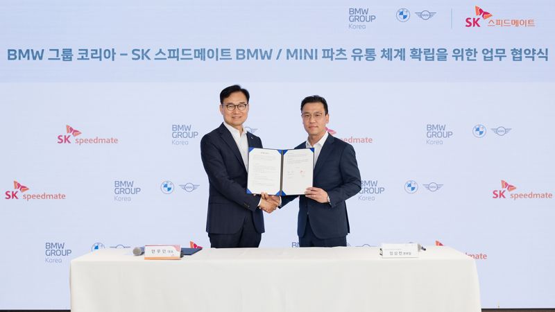 안무인 SK스피드메이트 대표, 정상천 에볼루션 바카라 사이트에볼루션 바카라 사이트코리아 서비스 총괄 본부장(왼쪽부터)이 오리지널 부품 공식 공급 협약을 체결한 후 기념 사진을 찍고 있다. 에볼루션 바카라 사이트에볼루션 바카라 사이트코리아 제공