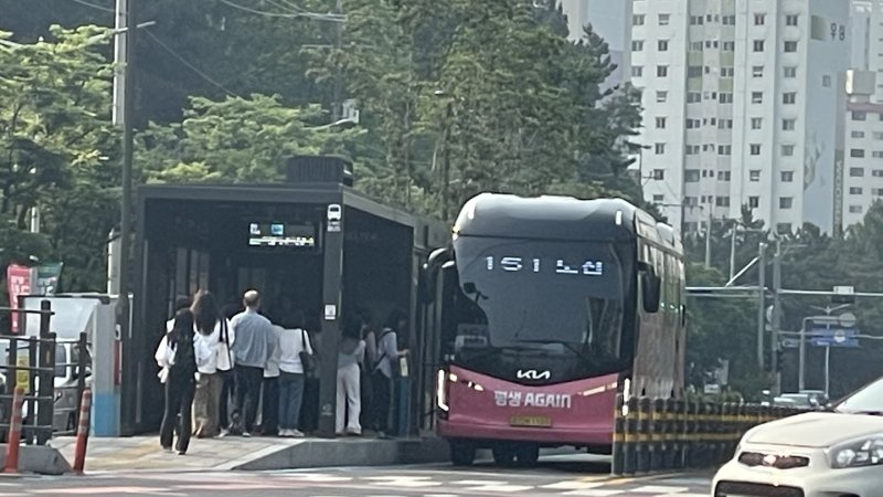 경남 창원 시내바카라 노조가 파업에 들어간 28일 오전 7시30분쯤 창원시 성산구 성산구 대동백화점 앞 바카라정류소에서 시민들이 창원시에서 마련한 임시바카라에 올라타고 있다.2025.5.28/뉴스1 강정태 기자