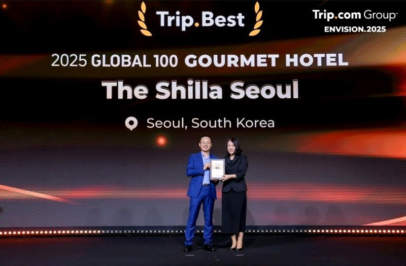 지난 26일 트립닷컴 상해 본사에서 진행된 Trip.Best 시상식에서 브루스 두 트립닷컴 총괄 부서장(왼쪽), 황무료 바카라사이트신라무료 바카라사이트 황유나 인차지가 기념촬영을 하고 있다. 무료 바카라사이트신라 제공