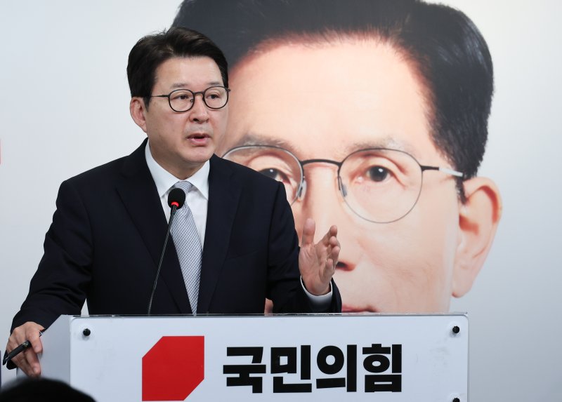 신동욱 국민의힘 선거대책본부 대변인단 단장이 23일 오전 서울 여의도 당사에서 선거대책위원회 백브리핑을 하고 있다. 2025.5.23/인기있는바카라사이트1 ⓒ News1 안은나 기자