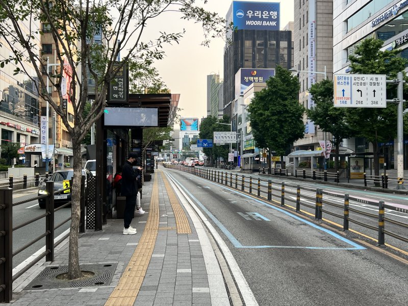 [가상 바카라=뉴시스] 원동화 기자 = 가상 바카라 시내버스 노사의 임단협이 최종 결렬돼 노조가 총파업에 나서면서 첫차부터 2517대 시내버스 운행을 멈춘 28일 오전 가상 바카라진구 서면역,서면지하상가 시내버스 정류장이 한산하다. 시내버스 준공영제 시행 이후 18년 만에 처음이다. 2025.05.28. dhwon@newsis.com