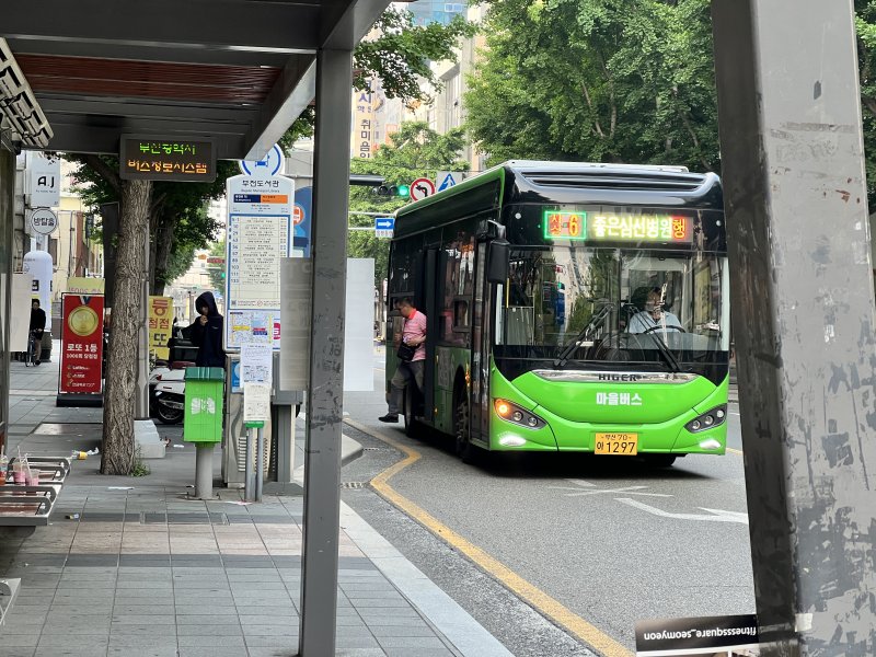 [가상 바카라=뉴시스] 원동화 기자 = 가상 바카라 시내버스 노사의 임단협이 최종 결렬돼 노조가 총파업에 나서면서 첫차부터 2517대 시내버스 운행을 멈춘 28일 오전 가상 바카라진구 부전도서관 시내버스 정류장이 한산하다. 시내버스 준공영제 시행 이후 18년 만에 처음이다. 2025.05.28. dhwon@newsis.com