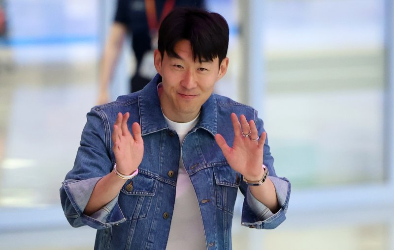 [인천공항=뉴시스] 김선웅 기자 = 유로파리그에서 우승한 2025 바카라사이트의 손흥민이 27일 인천국제공항을 통해 귀국하고 있다. 2025.05.27. mangusta@newsis.com