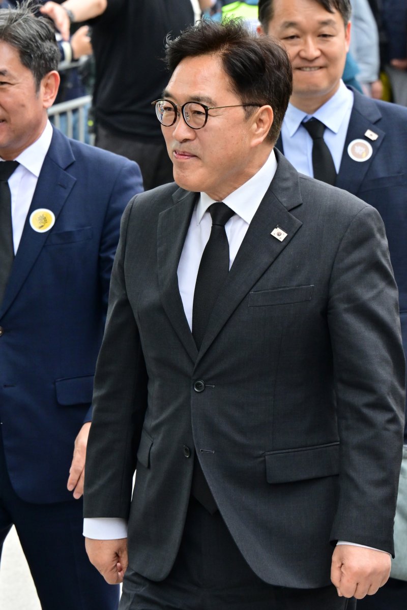 [김해=뉴시스] 차용현 기자 = 우원식 국회바카라 베팅이 23일 오후 경남 김해시 봉하마을에서 열린 고 노무현 전 대통령 16주기 추도식에 참석하고 있다. 2025.05.23. con@newsis.com