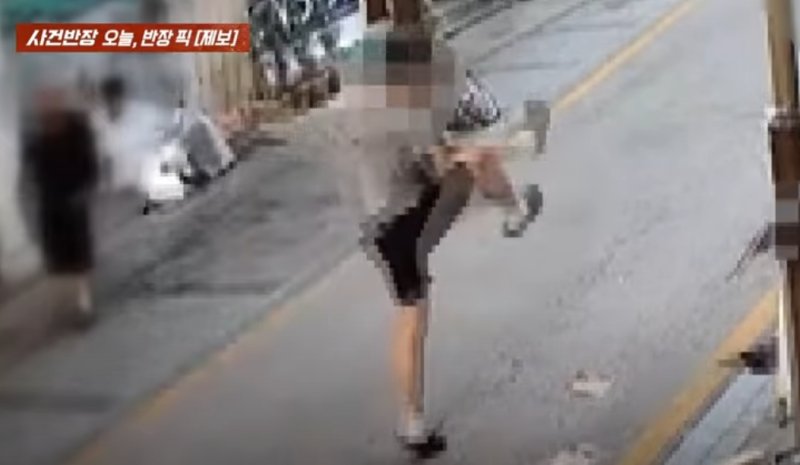 [서울=뉴시스] 전주시에 위치한 한 일식 주점의 남성 직원 5명이 맞은편 한식 주점의 입간판을 파손하고 가게 앞에 노상 메이저 바카라 사이트 한 사실이 알려졌다. (사진 = JTBC News 유튜브 캡처) 2025.05.28. *재판매 및 DB 금지