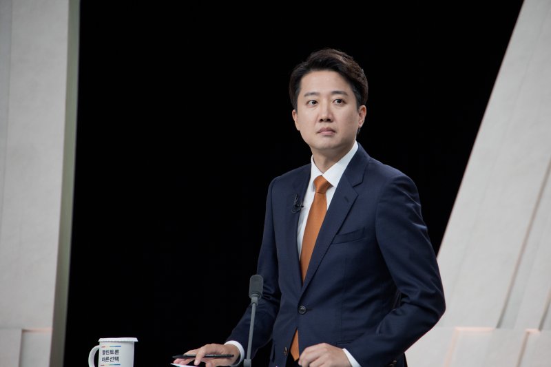 메이저 바카라 사이트 개혁신당 대통령 후보가 27일 서울 상암 MBC스튜디오에서 열린 21대 대선후보 3차 토론회에 참석해 토론 준비를 하고 있다. 2025.5.27/메이저 바카라 사이트1 ⓒ News1 국회사진기자단