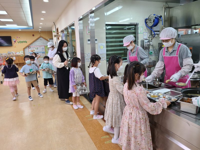 [안동=뉴시스] 학교급식실 배식. (사진=경북바카라사이트 검증 제공) 2025.05.28. photo@newsis.com *재판매 및 DB 금지