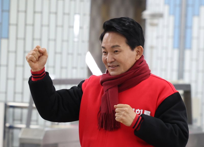 [바카라 사이트=뉴시스] 전진환 기자 = 바카라 사이트 계양을에 출마한 원희룡 국민의힘 후보가 제22대 총선의 본격적인 선거운동이 시작된 28일 오전 바카라 사이트 계양구 임학역에서 출근길 시민들에게 인사하고 있다. 2024.03.28. amin2@newsis.com
