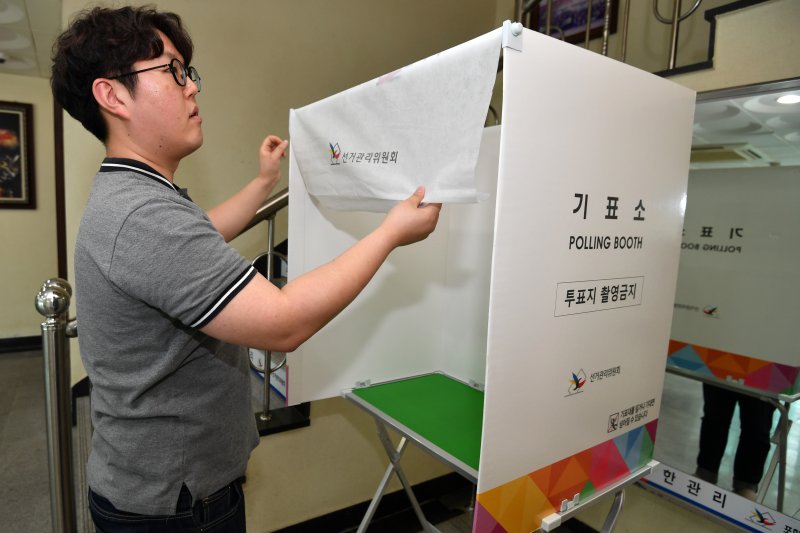 27일 오후 경북 포항시 북구선거관리위원회에서 선관위 직원이 제21대 대통령선거 사전온라인 바카라사이트 추천에 사용할 기표소를 점검하고 있다. 2025.5.27/온라인 바카라사이트 추천1 ⓒ News1 최창호 기자