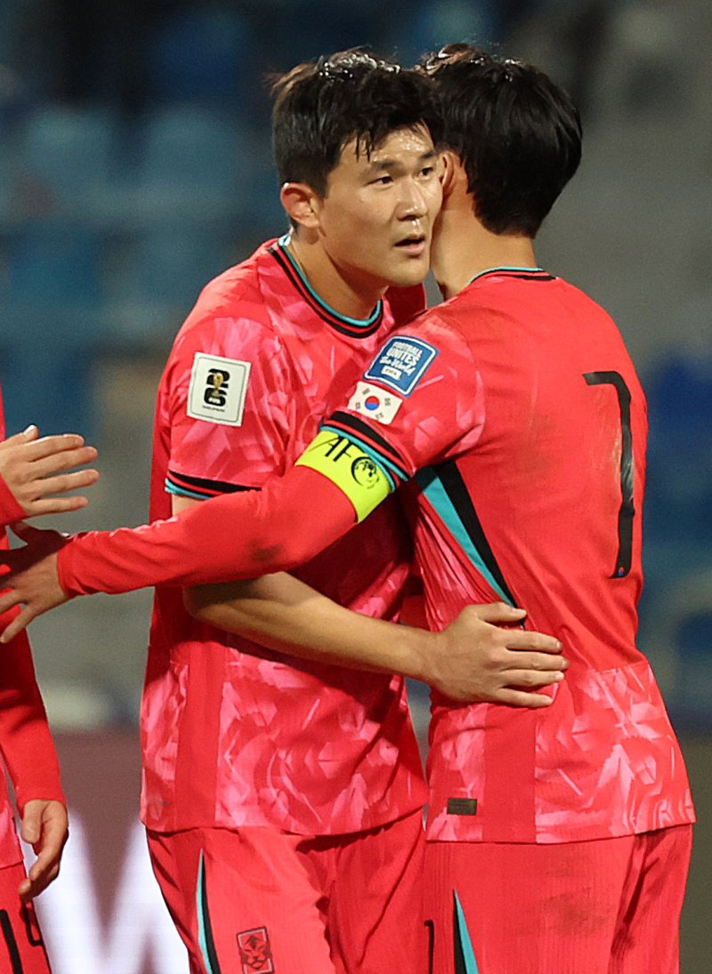 [암만(요르단)=뉴시스] 이영환 기자 = 19일 오후(현지시각) 요르단 암만 국제 경기장에서 열린 2026 국제축구연맹(FIFA) 북중미 월드컵 아시아 3차 예선 B조 6차전 한국과 팔레스타인의 경기에서 1-1 무승부를 기록한 한국 손흥민이 바카라사이트 쿠폰를 려하고 있다. 2024.11.20. 20hwan@newsis.com