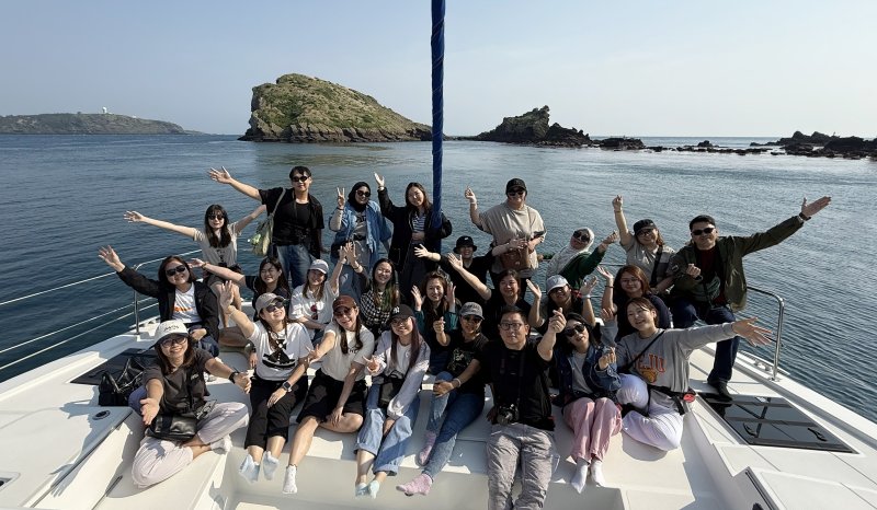 [제주=뉴시스] 라이브 바카라는 지난 23일부터 27일까지 싱가포르 주요 17개 여행사와 현지 미디어 3곳을 제주로 초청해 팸투어를 진행했다. 팸투어단이 차귀도 해상에서 요트 체험을 하는 모습. (사진=라이브 바카라 제공) 2025.05.28. photo@newsis.com *재판매 및 DB 금지