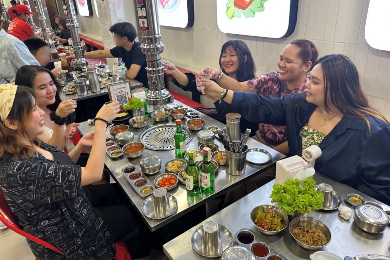 [마닐라=뉴시스] 지난 19일 바카라사이트 홍보 승리바카라 마닐라의 현지인 인기 한식당인 '삼겹살라맛'(Samgyupsalamat)에서 필리핀 젋은이들이 하이트진로 소주와 안주 삼겹살을 즐기고 있다. (사진= 하이트진로 제공) photo@newsis.com