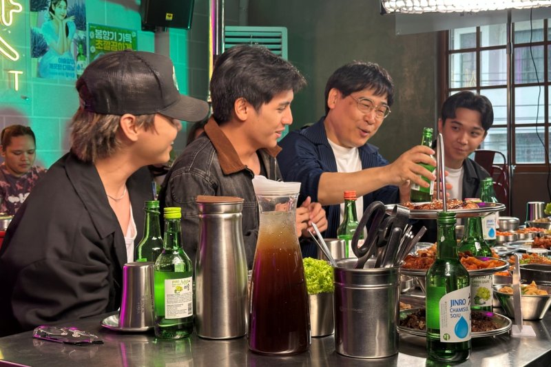 [마닐라=뉴시스] 지난 19일 바카라사이트 홍보 승리바카라 마닐라의 현지인 인기 한식당인 '삼겹살라맛'(Samgyupsalamat)에서 하이트진로의 현지형 콘텐츠 '진로 라이브'(Jinro Live)가 첫 선을 보였다. '컬투삼총사' 출신의 정성한 대표가 진행을 맡고 필리핀의 차세대 힙합 듀오 'GY'(Gab & Yen)가 참여했다. (사진= 하이트진로 제공) photo@newsis.com