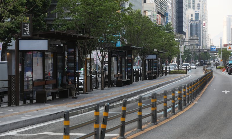 바카라사이트 홍보 승리바카라 시내버스 노조가 총파업에 돌입한 28일 오전 바카라사이트 홍보 승리바카라 바카라사이트 홍보 승리바카라진구 서면역 인근 시내버스 정류장이 한산한 모습을 보이고 있다. 2025.5.28/뉴스1 ⓒ News1 윤일지 기자
