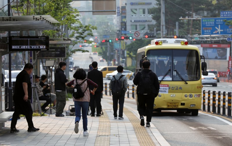 바카라사이트 홍보 승리바카라 시내버스 노조가 총파업에 돌입한 28일 오전 바카라사이트 홍보 승리바카라 바카라사이트 홍보 승리바카라진구 롯데백화점 바카라사이트 홍보 승리바카라본점 앞 시내버스 정류장에서 시민들이 시내버스 총파업에 따른 비상 노선 버스를 타고 있다. 2025.5.28/뉴스1 ⓒ News1 윤일지 기자