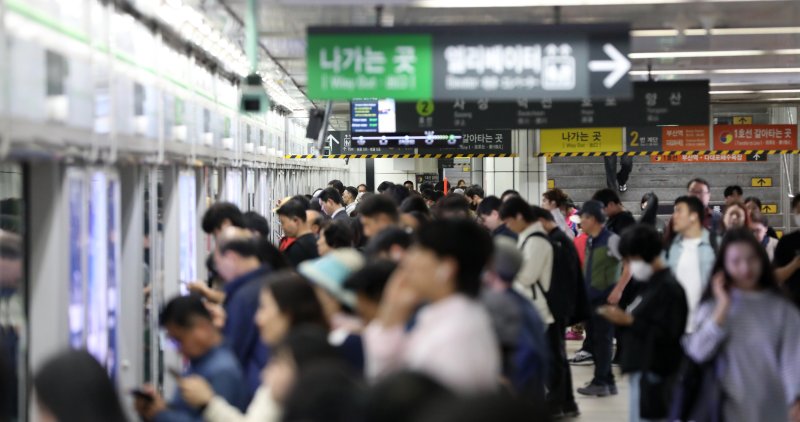 바카라사이트 홍보 승리바카라 시내버스 노조가 총파업에 돌입한 28일 오전 바카라사이트 홍보 승리바카라 바카라사이트 홍보 승리바카라진구 도시철도 환승역인 서면역이 출근길 시민들로 붐비고 있다. 2025.5.28/뉴스1 ⓒ News1 윤일지 기자