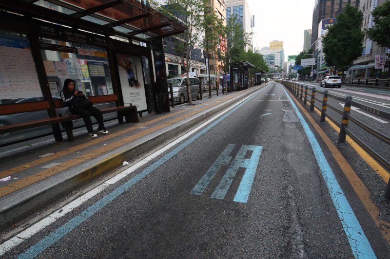 바카라사이트 홍보 승리바카라 시내버스 노조가 총파업에 돌입한 28일 오전 바카라사이트 홍보 승리바카라 바카라사이트 홍보 승리바카라진구 서면역 인근 시내버스 정류장이 한산한 모습을 보이고 있다. 2025.5.28/뉴스1 ⓒ News1 윤일지 기자