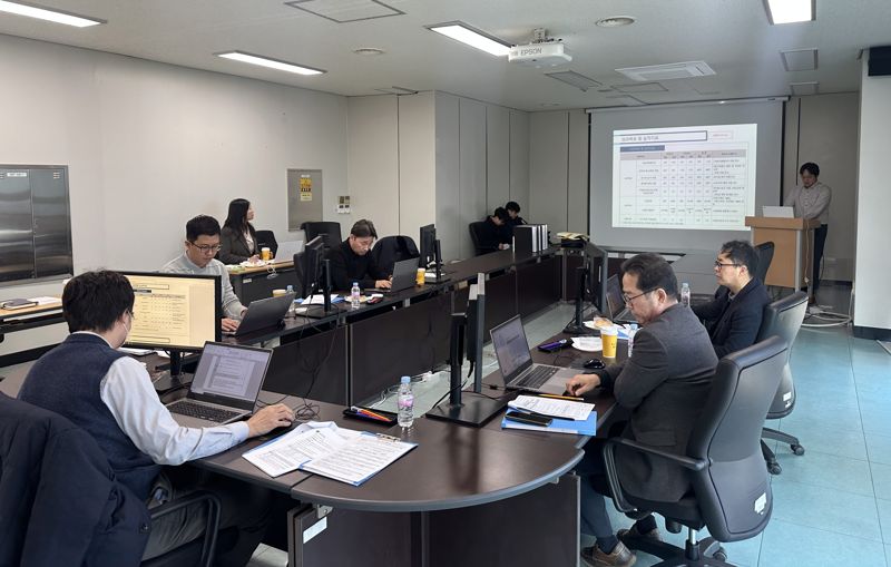 신규 바카라사이트가 올해부터 2년간 도비 19억2000만원을 들여 지역 중소·중견기업을 대상으로 신규 바카라사이트 선도기업 맞춤형 지원에 나선다. 사진은 관련 회의 모습. 신규 바카라사이트 제공