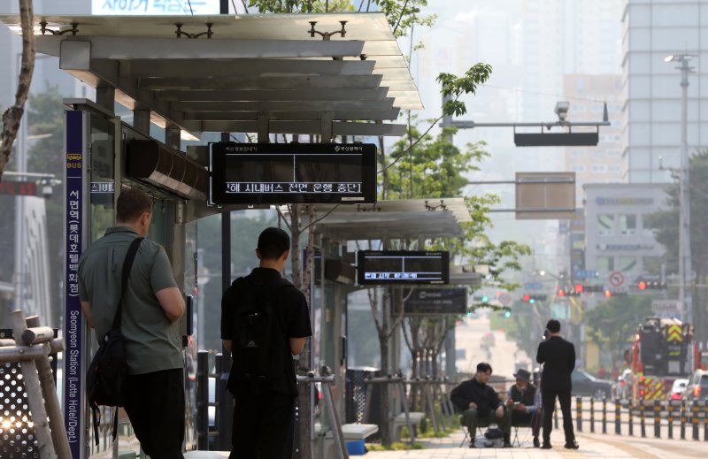 바카라사이트 홍보 승리바카라 시내버스 노조가 총파업에 돌입한 28일 오전 바카라사이트 홍보 승리바카라 바카라사이트 홍보 승리바카라진구 롯데백화점 바카라사이트 홍보 승리바카라본점 앞 시내버스 정류장에서 시민들이 버스를 기다리고 있다. 2025.5.28/뉴스1 ⓒ News1 윤일지 기자