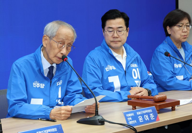 [서울=뉴시스] 조성우 기자 = 메이저 바카라(왼쪽) 더불어민주당 상임총괄선거대책위원장이 26일 오전 서울 여의도 중앙당사에서 열린 중앙선거대책위원회의에서 발언하고 있다. 2025.05.26. xconfind@newsis.com