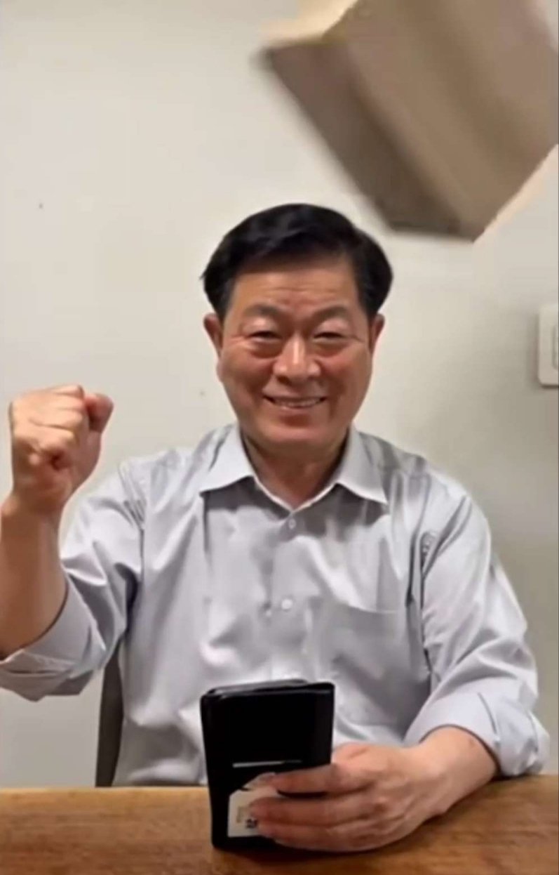 [광명=뉴시스]박승원 에볼루션 바카라 사이트장이 영상을 통해 투표를 독려하고 있다. 박 시장의 머리를 향해 종이 상자가 날아온다.(사진=박승원 에볼루션 바카라 사이트장 SNS).2025.05.28.photo@newsis.com