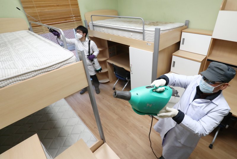 대전 대덕구 한남대 바카라사이트 카지노사이트학생 전용 기숙사에서 학교 관계자들이 신종 코로나바이러스 감염증에 대비해 방역작업을 하고 있다. 2020.2.5/바카라사이트 카지노사이트1 ⓒ News1 김기태 기자