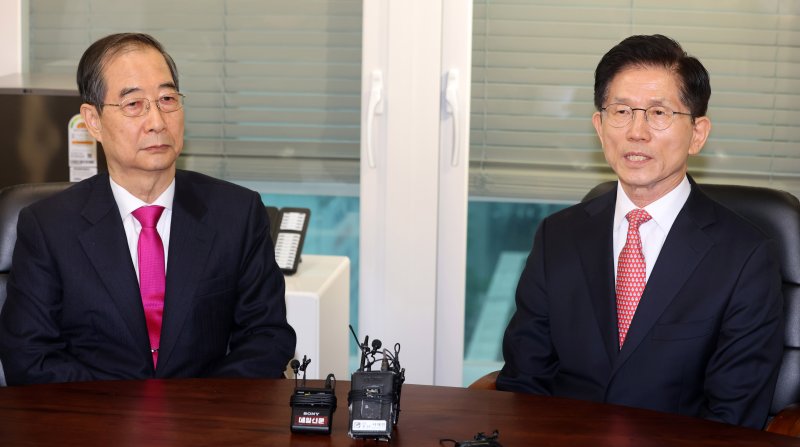 사설 바카라 국민의힘 대선후보와 한덕수 전 국무총리가 11일 서울 여의도 국민의힘 대선후보 사무실에서 회동을 갖고 있다. (공동취재) 2025.5.11/사설 바카라1 ⓒ News1 이광호 기자